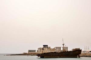 verlaten schip door de kust foto