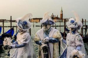 niet geïdentificeerd mensen vervelend carnaval maskers Bij de Venetië carnaval in Venetië, Italië, ongeveer februari 2022 foto