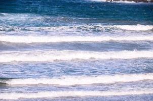 golven op het strand foto