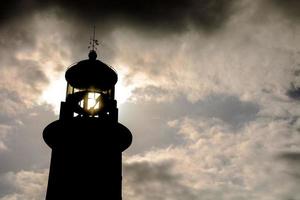 vuurtoren door de zee foto