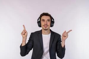 portret van gelukkig jong Mens vervelend koptelefoon en genieten muziek- over- wit achtergrond foto