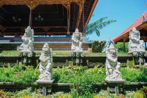 visie van een traditioneel Bali tempel. foto