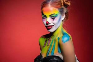 aanbiddelijk jong vrouw met een aqua bedenken clown foto