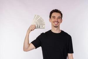 portret van een vrolijk Mens Holding dollar rekeningen over- wit achtergrond foto