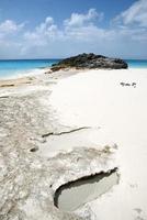 voor de helft maan cay eiland strand en zinkgaten foto