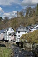 dorp van monschau, rivier ru, de Eifel, Duitsland foto