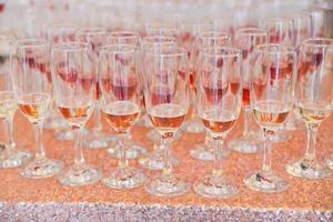 Champagne bril geregeld Aan de tafel voor bruiloft ontvangst foto