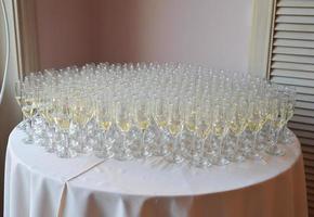 Champagne bril geregeld Aan de tafel voor bruiloft ontvangst foto