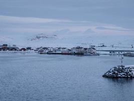 mehamn dorp, Noorwegen, in winter gezien van de haven Ingang foto