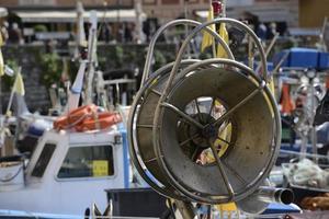 visser houten boot afmeren Bij de haven foto