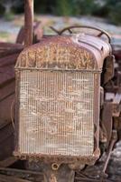 oud verroest antiek trekker detail van radiator foto