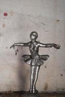 heel oud danser metalen beeldhouwwerk gedekt door web foto
