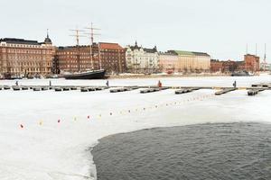 Helsinki havenfront in winter. gebouwen en schepen foto