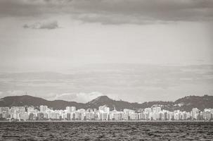 landschap panorama stadsgezicht kustlijn bergen niteroi rio de janeiro brazilië. foto