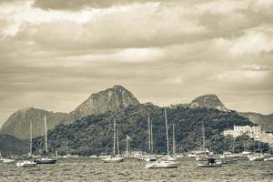 landschap panorama kustlijn boten bergen niteroi rio de janeiro brazilië. foto