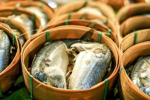Thais tonijn vis gestoomd zetten lijn omhoog in bamboe mand Aan uitverkoop in de markt. foto