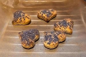 gebakken broodjes in een hart vorm Aan een bakken dienblad foto