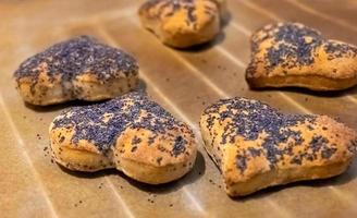 gebakken broodjes in een hart vorm Aan een bakken dienblad foto