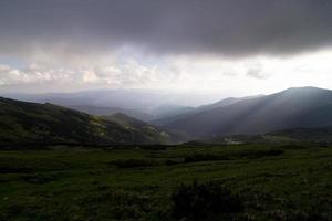 laag aan het liegen regen wolken bovenstaand heuvel landschap foto