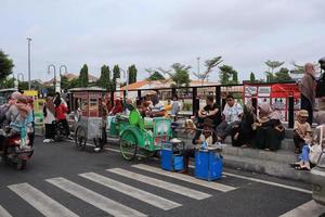 tegal, december 2022. foto van voedsel en drank verkoper Aan de langs de weg verkoop in de tegal stad- plein