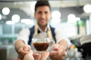 koffie deskundige barista maken heet americano voor klanten foto