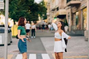 gelukkig vergadering van twee vrienden knuffelen in de straat foto