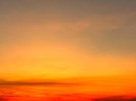 mooi zonsondergang lucht tafereel gouden uur. levendig zonsondergang lucht foto