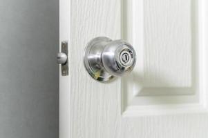 ronduit deur knop slot omgaan met huis veiligheid dichtbij. de deurknop is wezen gevonden dat veroorzaakt de covid 19 infectie. foto