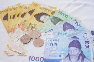 Koreaans won aantekeningen en Koreaans won munten voor geld concept achtergrond foto