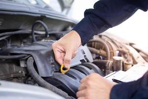 de onderhoud technicus is controle de staat van de motor naar worden klaar voor gebruiken. in de auto onderhoud centrum. foto