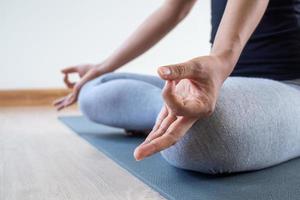 yoga meisjes zijn mediteren, rustgevend en ontspannend. foto