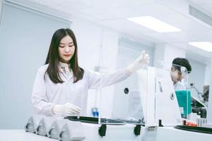 jonge vrouwelijke wetenschappers openen centrifuge in medisch laboratorium foto