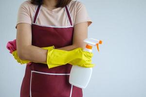 detailopname van een vrouw lichaam met schoonmaak apparatuur. foto