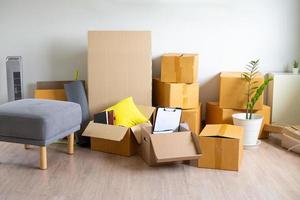 doos voor persoonlijk bezittingen en meubilair. in beweging dozen in een nieuw huis foto