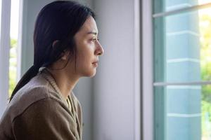 een verdrietig en teleurgesteld Aziatisch vrouw foto