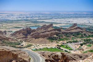 al ain Jabal hafeet berg landschap keer bekeken van al ain met blauw lucht achtergrond foto