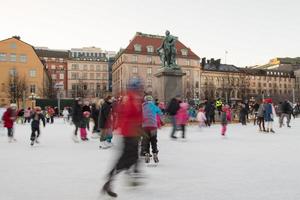Stockholm, Zweden - december 29 2013, mensen terwijl ijs het schaatsen in Stockholm hoofd plaats foto