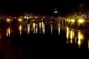 Rome tevere rivier- nacht visie met heilige peter kerk foto