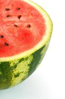 voor de helft plakjes van smakelijk en rijp rood watermeloen Aan een wit achtergrond, geïsoleerd structuur van sappig pulp van rijp rood watermeloen met zaden foto