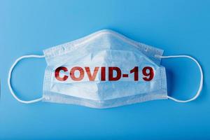 medisch maskers voor bescherming tegen gevaarlijk coronavirus infectie met de opschrift covid19. foto