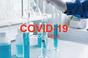 laboratorium met uitrusting voor chemisch analyse, detectie en behandeling van coronavirus infectie, gelabeld covid19. foto