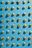 patronen van karamel popcorn Aan een blauw achtergrond in de het formulier van een patroon. foto
