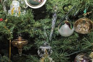 Kerstmis bal Aan Kerstmis boom foto