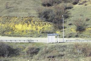 berg weg met een bus hou op. foto