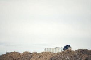 stedelijk landschap met gebouwen en een heuvel van aarde. foto