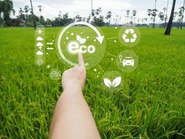 milieu technologie concept. eco technologie wijzend. Verbinden technologie naar opslaan de aarde. groen achtergrond. eco icoon is helder. foto