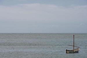 visser houten boot afmeren Bij de haven foto