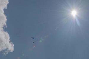 hangen zweefvliegtuig in de blauw lucht foto