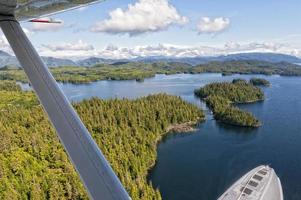 Alaska prins van Wales eiland antenne visie van drijf vliegtuig foto