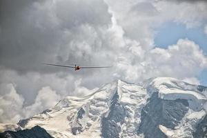 zweefvliegtuig over- Zwitsers Alpen gletsjer visie in engadina foto